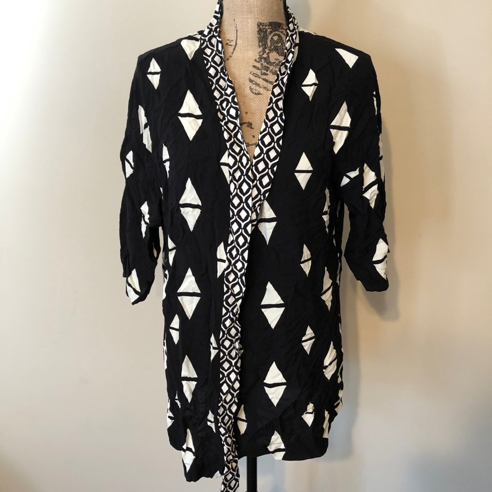 NEW BLACK AND WHITE KIMONO with geo design
